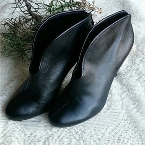 Black leather Vince Camuto Bootie